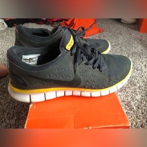 Nike free run original livestrong excellent condition sz 9